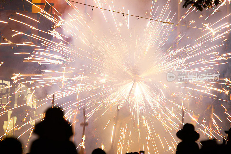 加泰罗尼亚Correfoc -街道上的传统烟花节